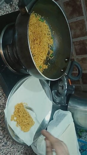 Maggi spring roll 🌯 #shortsfeed #dailyshorts #maggi #springroll