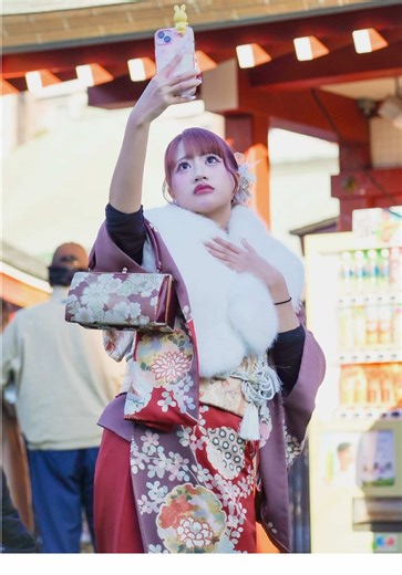 Surprised Reaction to An Unexpected Photo in Japan
