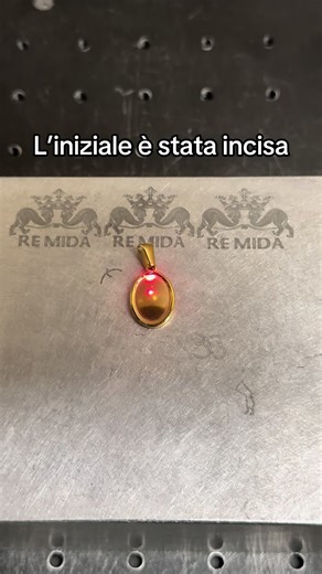 Noi il nostro l’abbiamo fatto, ora tocca a voi fare il prossimo. Regala un ciondolo personalizzato, unico, come lei. ❤️ #ciondolo #regalo #perte #personalizzazioni #incisione