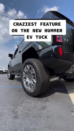 The CRAZIEST Hummer feature you’ve ever seen! The 4-wheel steer 😱 #hummer #4wheelsteer #4wheelsteering #hummerevsuv #hummerev #electricpickup #electricpickuptruck #trucktok #fyp