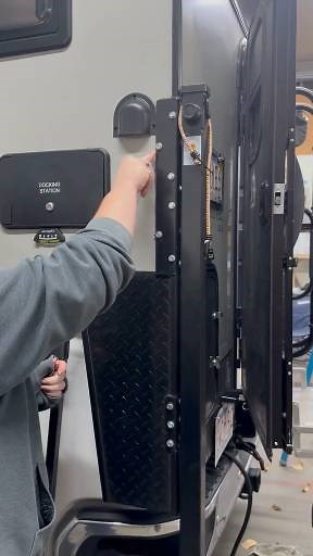 💧 The #1 Enemy of Your Camper is Water! 💧 When we use putty or butyl tape for sealing on your BundutecUSA camper, we leave a little "squeeze-out" on purpose—it’s how we know the seal is perfect! But that’s not where the job ends. Trimming that excess sealant isn't just about making things look pretty: 🛡️ Function First: A clean, trimmed edge ensures a tight, professional seal that repels water effectively and prevents future leaks. ✨ Aesthetics Second: A tidy finish makes your camper look sha