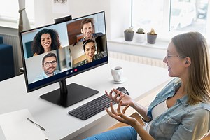 El nuevo monitor de Samsung tiene una webcam pop-up integrada y está totalmente enfocado al teletrabajo