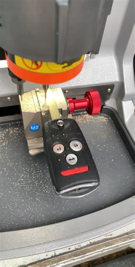 Replacing a lost car key #satisfying #keymaker #locksmith #carkey