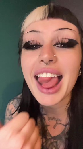 My video got deleted at 18 mil views and it was the only reason i have followers now so thanks 🤙🏻 maybe ill actually post more this year who knows 😘 #splittongue #tonguesplit #bodymodification #bodymods @Gattoo Moreno