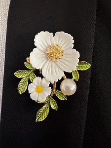 White Floral Brooch Pin With Pearl Accent, Gold Tone Flower Pin, Elegant Vintage Style Brooch, Bridal Jacket Scarf Pin - Etsy