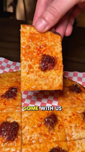 TRYING THE NUMBER 1 RATED PIZZA IN CHICAGO? 📍 Dimmi Dimmi Corner Italian (Lincoln Park, Chicago)