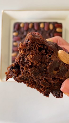 From chocolate and spice to dried fruit and warming whiskey, this divine fruit cake has all your favourite Christmas flavours baked into one. Click the link in our Instagram bio for the full recipe or search “BestRecipes easy whiskey & chocolate fruit cake”. Recipe by @amira_georgy_ #fruitcake #whisky #whiskey #christmasbaking #christmasrecipes #christmasrecipe #fruitcakerecipe | Best Recipes