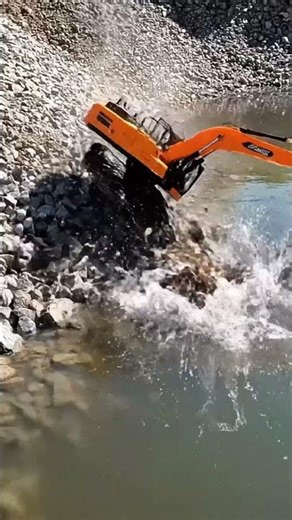 RC Excavator Maximus: Unstoppable Land & Water Cleanup! 🚜💦