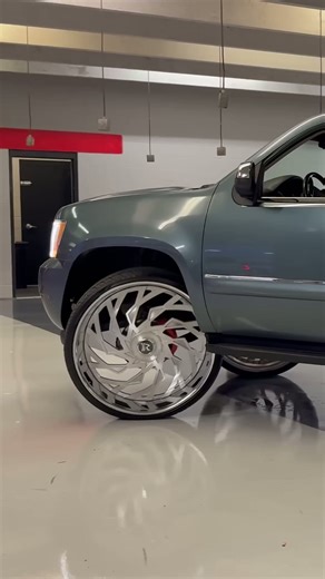 Chevy Tahoe on 30's Rucci