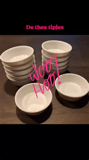 Kryations on Instagram: "Woohoo: de theetipjes (voor je theezakje) zijn weer op voorraad 🎉 Ze zijn van wit keramiek Het tipje is aan de onderkant Ø5cm, de bovenkant Ø6,5cm & 2cm hoog Let op: de tekst is met de hand aangebracht! Ze kunnen in de vaatwasser (tot 55-60°) De vorige keer waren ze heel snel uitverkocht en heb ook deze keer maar een beperkt aantal gemaakt... dus wil je er graag 1 of meerdere bestellen? Stuur dan gauw een berichtje! #theeleut #geniet #theetipje #kleinigheidje #kryations