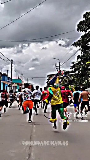 la corrida del famoso diablo verde 💀: @correlon . . #corridadediablos #carnavalriojano #rioja_peru🇵🇪 #carnaval #viral