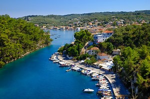 GALERIE FOTO: Ce poți vizita în Insula Paxos din Grecia, locul în care s-a filmat „Maestro in blue”, serialul care a făcut furori pe Netflix. Insula e supranumită „cuibul de dragoste al lui Poseidon”