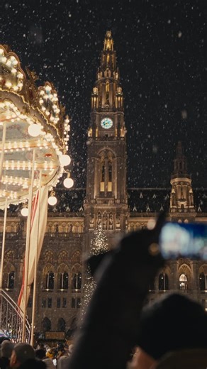 Vienna Visitas Photography on Instagram: "Vienna Under Snow & Stars ❄️✨ A freezing night wrapped in the warm glow of Christmas lights, where every breath feels like magic and every corner looks like a dream 🎄 💡Did you know? The very first snow globe was invented right here in Vienna, turning a simple moment into a world of wonder ✨ It’s a joy to capture these moments for you. All original content © @vienna_visitas Come visit Vienna 🤗 #ViennaMagic #SnowGlobe #ChristmasInVienna #WinterWonderlan
