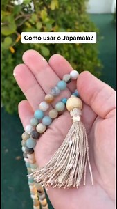 Como usar um Japamala?🤔 . 🌟No vídeo acima é explicado como apoiar seu japamala na mão e a forma correta de usar para puxar cada conta e qual dedo utilizar🙌. . 📿Quer saber mais, visite o site da Japamala Orion na bio @japamalaorion . www.japamalaorion.com.br . Instagram: https://instagram.com/japamalaorion?igshid=MzRlODBiNWFlZA== Gratidão🌟🙏❤️! | Namastê
