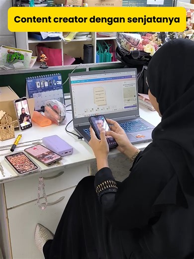 Content creator starter pack: 📱 phone 🎤 mic kecik 💻 laptop (Canva buka 24/7) 📸 tripod Semua ready… kadang idea je tak datang 😭 #contentcreator #tiktokcreator #relatable #behindthescenes #fyp #fypmalaysia