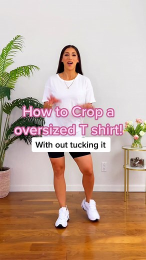 How to crop an oversized tee without tucking it! #fashionhacks #fashiontips #styletips #tutorial #fashiontutorial #tiktokpartner #learnontitkok