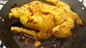 Poulet à la sauce de soja : recette cantonaise 豉油鸡 Sa préparation requière quelques techniques et astuces pour rendre le poulet savoureux avec une belle coloration. Je vous montre comment je le prépare. https://youtu.be/p_yR6vcBLFM | Cooking with Morgane