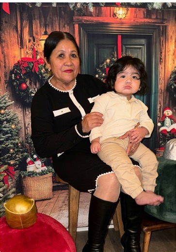 Como no llorarte si fuiste mi furza la madre de mis hijos cuando yo mas mal estaba como no extrañarte si fuiste mi refugio la unica que no se fue la que estubo a mi lado cuando mas Que dada estaba yo te extraño tanto y tus nietos mas pero la maldad de quienes empesaron todo contra mi fueron los responsables de tu partida y la de mi papa al destruirme a mi tambien destruyeron tu corazon y el de mi papa pero te juro Que no es un adios es un asta pronto mi reyna hermosa💔🥺