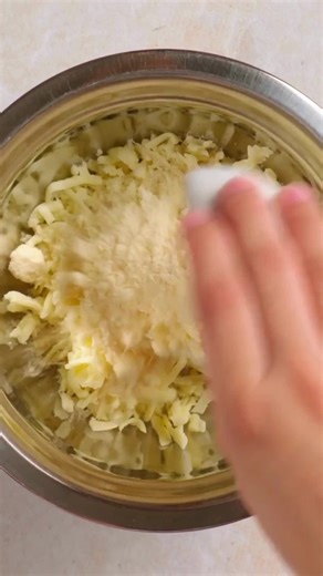 This stuffed chicken is my “looks fancy but barely took effort” lunch. 💁🏻‍♀️ Chicken breast, spinach, cream cheese, garlic and a really quick prep that ends with a juicy finish. 👌🏻 🏷️ Bookmark this video if you want the steps! For expert tips and ingredients reveal, read the blog at https://quickpreprecipes.com/stuffed-chicken-breast-with-spinach/. #quickpreprecipes #stuffedchicken #quicklunch #mealideas