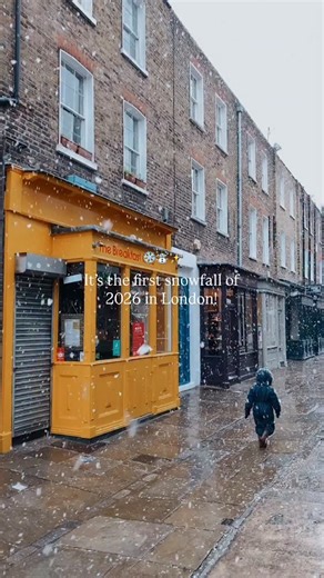 It’s officially snowing in London for the first time this year! ❄️☃️ hopefully we see more this week ✨ | Prettylittlelondon