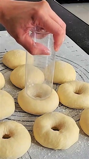 ide cerdas membolongi adonan kue donat menggunakan botol kecil#shorts