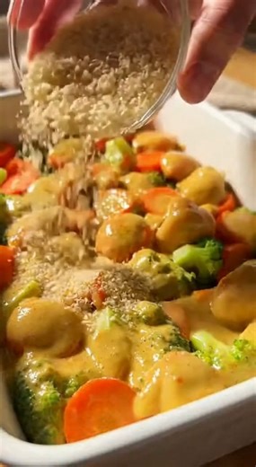 Honing-Mosterd Kip Ovenschotel Ingrediënten (2–4 personen) Voor de Ovenschotel: • Kipdijfilet of kipfilet, 600 g (in blokjes) • Olijfolie, 1 el • Knoflook, 2 teentjes (fijngehakt) • Gemengde groenten (broccoli, wortel, paprika), 400 g • Zout en peper, naar smaak Voor de Honing-Mosterdsaus: • Honing, 3 el • Dijonmosterd, 2 el • Slagroom of kookroom, 150 ml • ± ⅔ cup Voor de Topping: • Paneermeel of panko, 50 g • Olijfolie of boter, 1 el Voor Serveren (optioneel): • Verse tijm of peterselie, fijng
