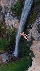 Salto de Pêndulo no Cânion Espraiado, en Santa Catarina, Brasil. Un salto de más de 400 metros de altura | Colonial Tour and Travel