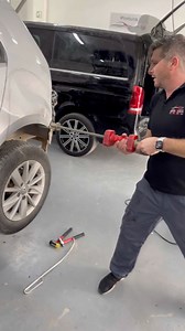 Martillo de inercia , herramienta muy eficaz para proporcionar golpes en seco con la que sacar algunos tipos de golpes no será muy fácil esta herramienta viene dotada con una gran variedad de ganchos para adaptarse en múltiples de las reparaciones que podamos hacer con ella 😀 y que @automagiccars1 cuenta con ella🇺🇸 Inertia hammer, a very effective tool to provide dry blows with which to remove some types of blows will not be very easy. This tool comes equipped with a wide variety of hooks 