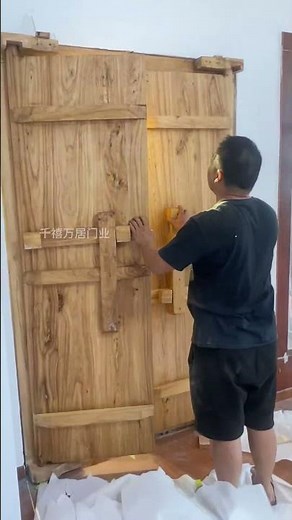 How a Heavy Antique Wooden Gate Is Installed