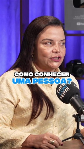Rafael Ferri on Instagram: "Conhecemos alguém pelas ações ou pelas reações? Ninguém é revelado quando tudo está sob controle. Ações podem ser ensaiadas, calculadas, pensadas para impressionar. Reações não. É na contrariedade que a verdade aparece. Na frustração, no não, na crítica, na perda de poder ou de vantagem. Quando algo sai do roteiro, o caráter se manifesta sem filtro. Agir bem quando convém é fácil. Reagir bem quando dói é o que define maturidade. Se quiser realmente conhecer alguém, ob