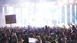 New Year's Eve we celebrate the end of a decade with 3 stages of confetti, glitter & gold. ✨🎉 Experience the tenth year of Resolution! 🍾 Passes on sale now! 🎟️ -> https://resolutionseattle.com/ | Bs Phạm Quang Hoạch