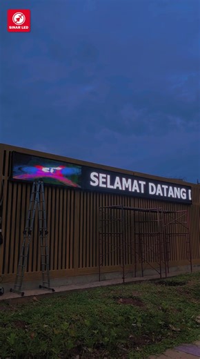 Proses pemasangan running text p10 RGB ukuran 960 x 80 cm untuk PATS. Butuh running text, bisa custom ukuran dan bisa di gunakan out door? Langsung aja hubungi kami untuk informasi dan pemesanan. 📲 081291565044 Lokasi workshop : Jl. K.H.M. Usman No.81, Kukusan, Kecamatan Beji, Kota Depok, Jawa Barat 16425 #runningtext #runningtextled #jamdigitalmasjid #jadwalshalat #displayled