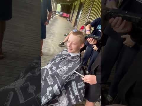 My friend gets a buzz cut at youth camp🧑‍🦲😱