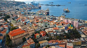 The colorful hills of Valparaíso by the ocean