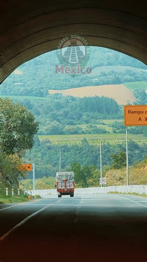 🌄✨ Viajar por las carreteras de México es abrirle el corazón a paisajes que quitan el aliento. Las Cumbres de Maltrata nos recuerdan que cada kilómetro recorrido es un regalo de la naturaleza. 🚗💚🇲🇽 #CarreterasDeMéxico #ViajarPorMéxico #PaisajesDeMéxico #LugaresBonitosDeMéxico | Lugares Bonitos de México