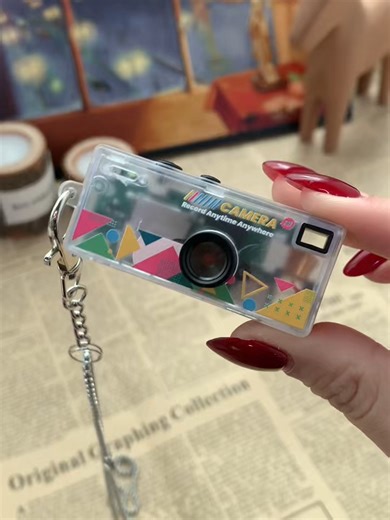 It's a retro digital camera and a mini keychain! This bold 80s-style color block design is totally awesome💗 Small, fun, and perfect as a Valentine's Day gift to capture all your sweet moments together📷 #SanValentin #regalosanvalentin #retro #minicamara #guiaregalos