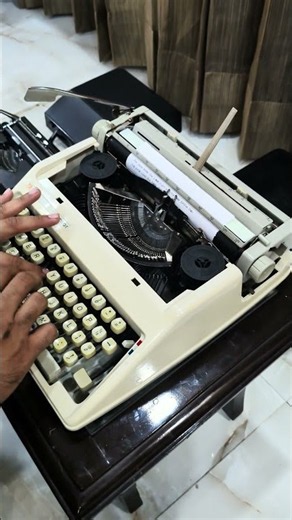 T.A. Royal Junior Portable Typewriter | Open-Top Typing Demo. RR Typewriter Mart.