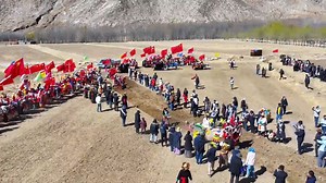 SW China's Xizang marks spring plowing with traditional ceremonies Traditional spring plowing ceremonies took place across the valley regions of Lhasa, Shannan and Xigaze in southwest #China's #Xizang Autonomous Region on March 16, 2025. Wearing festive clothing, farmers held Chemars — containers of roasted highland barley flour that symbolize abundance — while singing, toasting with barley wine and praying for a bountiful harvest. Read full: http://en.people.cn/n3/2025/0403/c90000-20297848.html