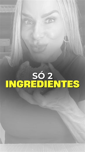 Só banana e coco. Sem açúcar. Sem farinha. Sem óleo. Sem leite. 🍌 Receita base: 2 bananas maduras amassadas \t•\t4 a 5 colheres de sopa de coco ralado (até dar ponto de modelar) Misture, modele em pequenos discos e leve à Air Fryer. 🔥 Air Fryer: 180°C por 12 a 15 minutos (ou até dourar) Vire na metade do tempo se quiser mais crocante. 👉 Quer fazer com 3 bananas? Use aproximadamente 6 a 8 colheres de sopa de coco ralado, ajustando até dar ponto firme para modelar. Quanto mais madura a banana, 