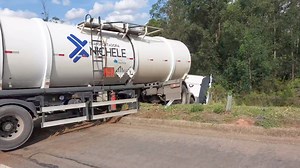 23K views · 285 reactions | Colisão entre carro e carreta fecha o...