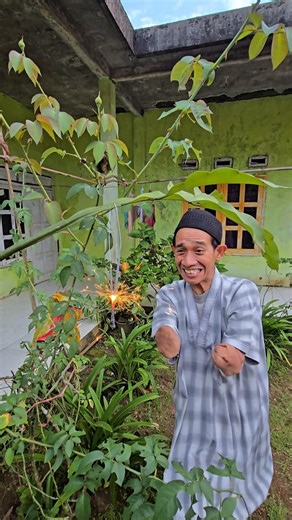 Mang Ipul playing with fireworks‼️😂‼️