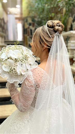 ‎سالن زیبایی|آرایشگاه هلیا‎ on Instagram‎: "وقتی از عروس بودن👰🏻‍♀️ صحبت میکنیم .. . . ✨یعنی ذوق و ظرافت ، رویا و وقار که همشون توی یه قاب جمع شده🥂✨ #عروس #عروسی#عروسک #میکاپ #تغییر #رنگمو #دامغان #عروسایرانی #سوپرایز #عروسی_ایرانی #شینیون"‎