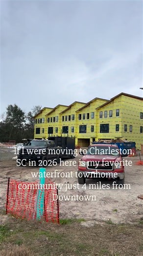If I were moving to Charleston in 2026 and wanted waterfront without sacrificing downtown life… this would be at the top of my list. 🌊 Creekside | James Island Just 4 miles from Downtown Charleston The basics: · Boutique waterfront townhome community (only 10 residences) · 3 bedrooms | 3.5 baths | 2,112 sq ft · Brand new 2025 construction by New Leaf Builders · Deep shallow water access with community boat dock (last video here) · Private elevator 2-car garage · Ground-level heated & cooled fle