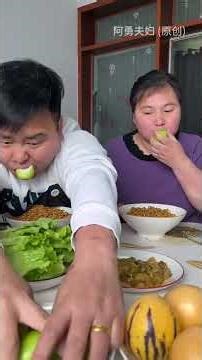 You can't miss this great clip! | Watch a Chinese husband and wife eat together (performance).