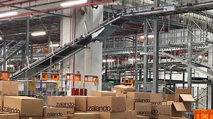 Zalando abbiamo visitato il grande magazzino ecommerce in Italia Per capire come i vestiti arrivano a casa nostra passando per le mani di robot e AI