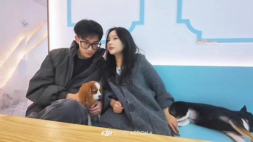 小情侣在外面就这样蛐蛐别人#创作灵感 #今天我有具象的幸福 #萌宠出道计划 #情侣