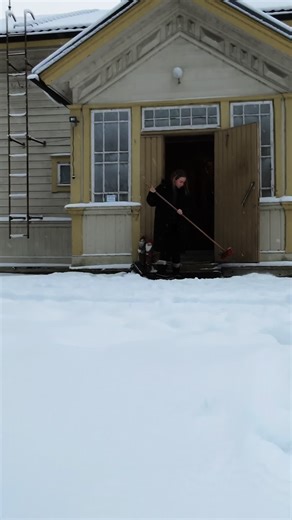 Talon lämmin ja nykyisin käytössä oleva osa on aikanaan ollut herrasväen puoli, kun taas toisesta päästä löytyy työväen pirtti keittiöineen. Työväen puolella on meillä tällä hetkellä lähinnä varasto, jossa jo kertaalleen irti purettu puutavara odottaa uusiokäyttöä. #hirsitalo #fyp #pelastetaanvanhattalot #vanhatalo