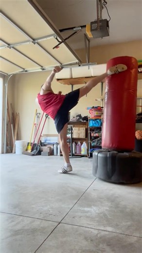 High Roundhouse Kicks on Heavy Bag #grind #martialarts #kickingdrills motivation #kickingpower