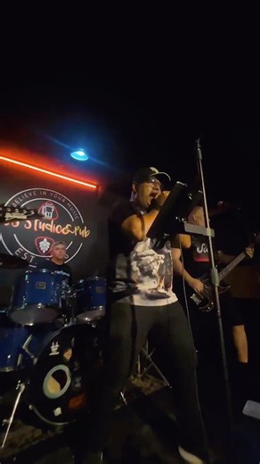 Banda The Soot | ❤️🖤NVS Studio & Pub🖤❤️ @charliebrownjr - Tudo O Que Ela Gosta De Escutar (band cover) 🇧🇷 • • • 📷by: @lopess_luu #bandathesoot... | Instagram