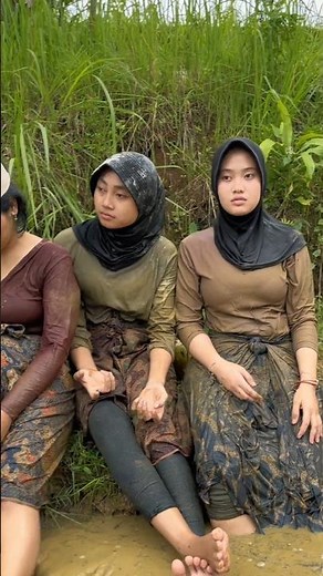 Village girls having fun together 🤣